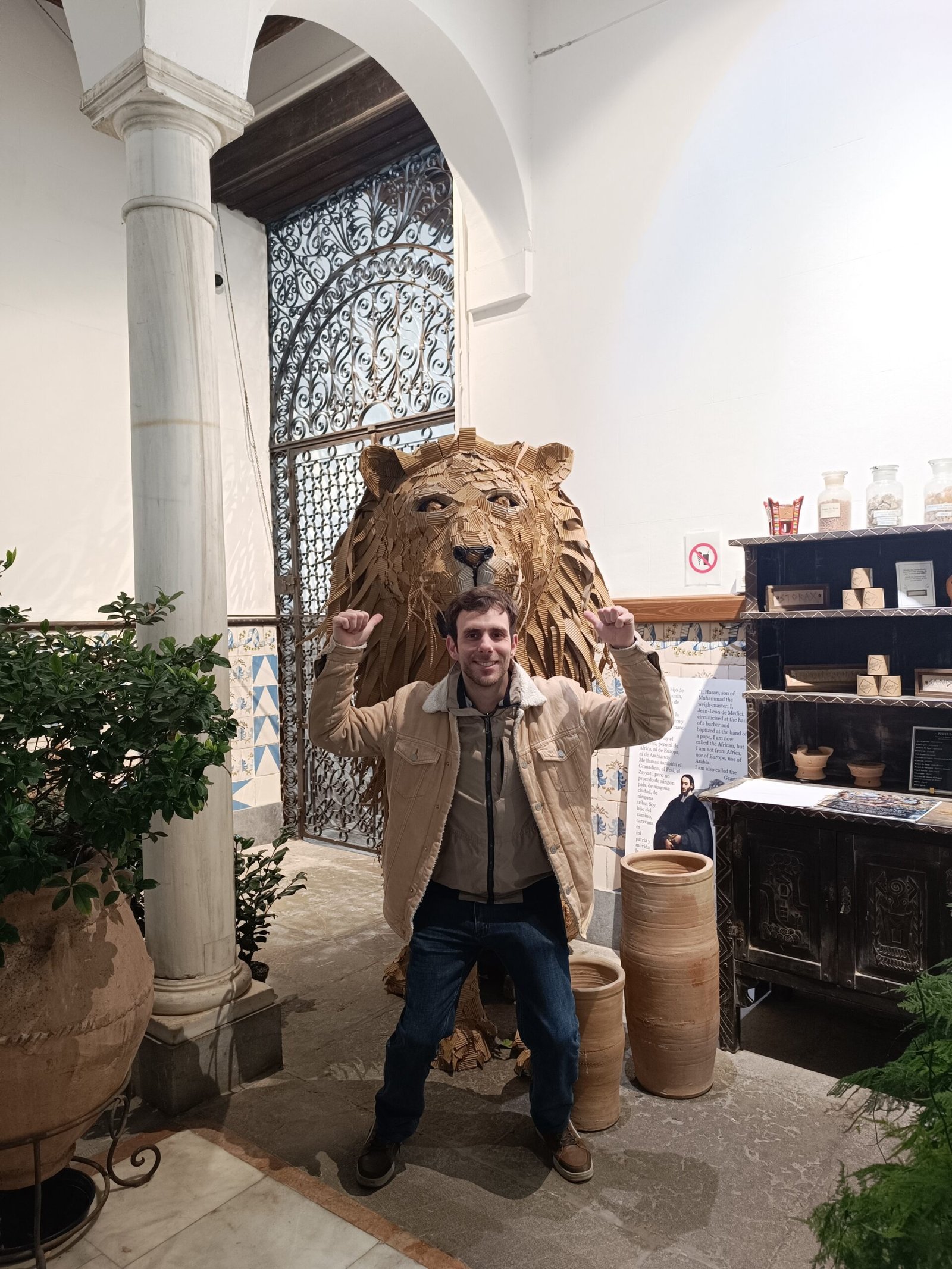 Miembro de Leoda junto a la escultura de un león